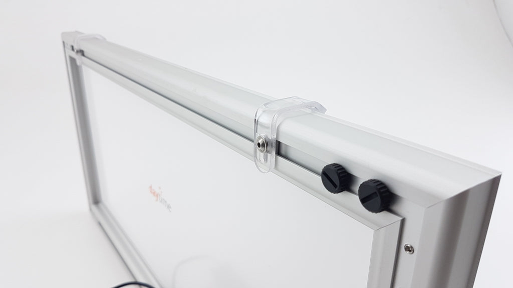 daytime backlight Acryl-Kantenhalter – Montageansicht