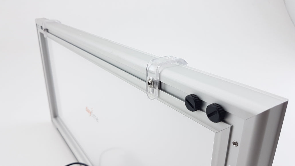 daytime backlight Acryl-Kantenhalter – Montageansicht