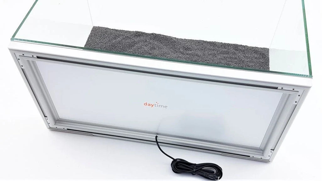 Montage des daytime® backlight POOL hinter einem offenen Aquarium