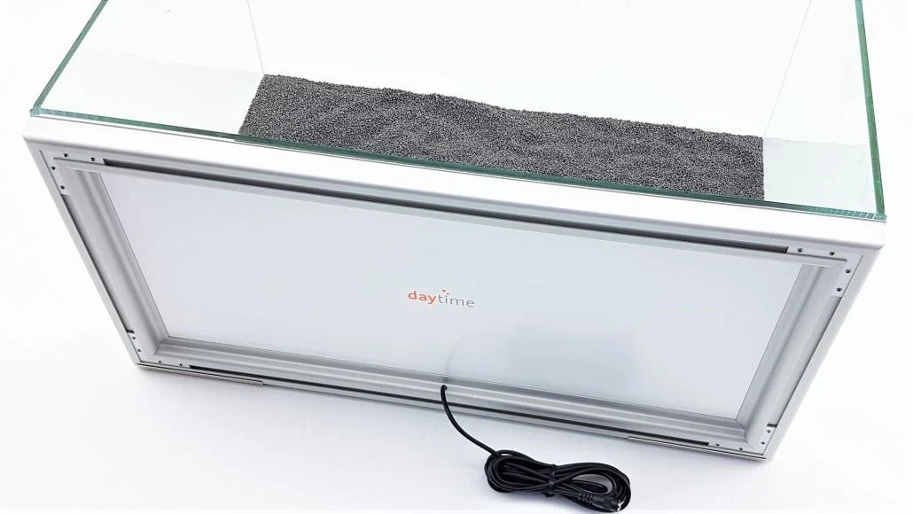 Montage des daytime® backlight POOL hinter einem offenen Aquarium