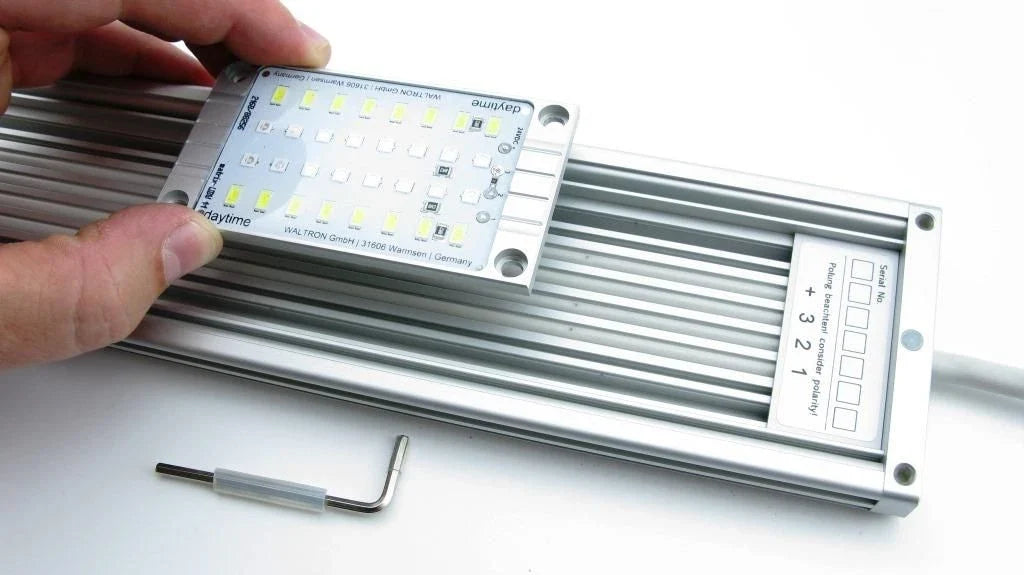 Montage eines daytime LED PRO-Moduls im daytime matrix Leuchtenprofil