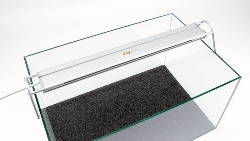 daytime matrix LED-Aquariumleuchte mit zwei Swing-Adaptern auf offenem Aquarium