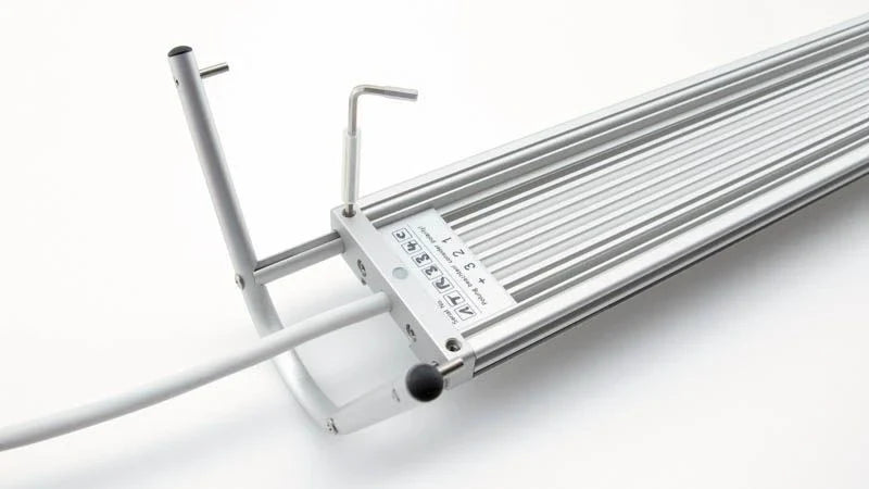 daytime matrix Swing-Adapter montiert am Ende des matrix Leuchtenprofils