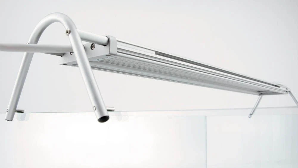 daytime matrix LED-Leuchte mit Swing-Adapter Set über einem offenen Aquarium