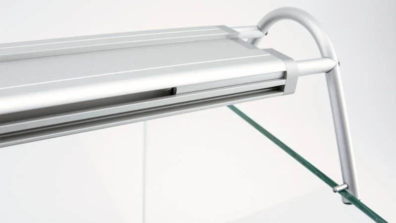 Seitenansicht der daytime matrix mit Swing-Adapter auf einem offenen Aquarium